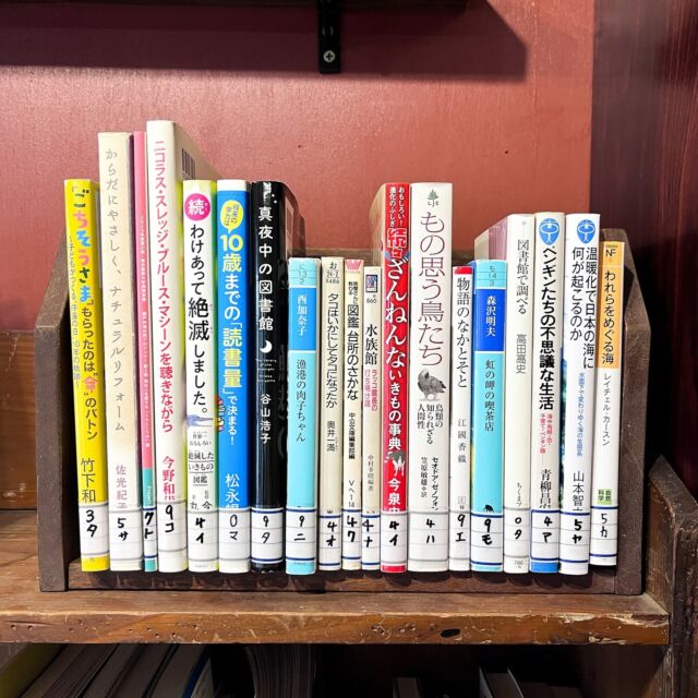 【うみの図書館の「うみとしょ棚」ができました！】

うみの図書館( @umi_tosho )は香川県さぬき市の港町・津田にある、図書館と宿泊施設が一体となった複合施設。「海にまつわる本」「漂流文庫(流れ着いてきた本)」があり、漂流文庫の本は各地の連携拠点をまたいで貸し借りをすることができます。
漂流文庫の本は、うみの図書館以外にも各地の連携拠点で貸し借りをすることができるのですが、宇野港編集室の共有スペースにも「うみとしょ棚」ができました
日中はメンバー以外の方も利用できます(スタッフは常駐していません) 。お好きな本を探しにぜひお立ち寄りください。

●うみとしょ棚
設置場所：宇野港編集室 共有スペースの本棚
利用時間：10:00〜20:00（メンバーはいつでも可）
貸出方法：LINEで登録・詳しい登録方法は編集室にあるPOPをご覧ください

●他の連携拠点
ゲストハウスTao(和歌山)・寄処 ~yosuga~(富山)・滝野川フレイムス(東京)・東風ノ家(高知)　など

#宇野港編集室 #うみの図書館 #漂流文庫